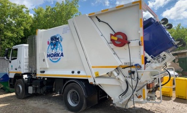 Автопарк «Хартии» пополнился мусоровозом с функцией мойки контейнеров